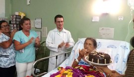 Paciente idosa ganha bolo de aniversário no HE do Agreste