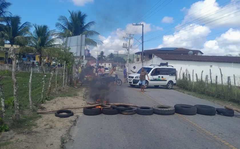 Moradores de Paulo Jacinto bloqueiam entrada da cidade na AL-210 por falta de água