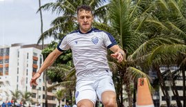 Elenco do CSA realiza treino físico na praia de Jatiúca