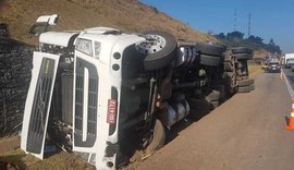 Caminhoneiro infarta ao volante e tomba caminhão na Rodovia Dutra