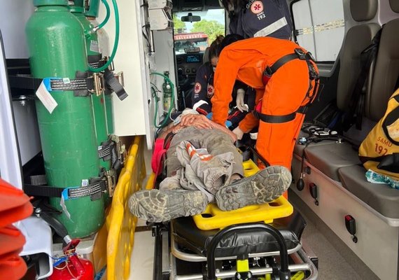 Corpo de Bombeiros atende colisão entre caminhão e van em Pilar