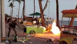 Carrinho de milho pega fogo na Orla de Ponta Verde, em Maceió