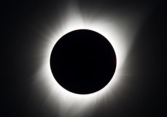 Norte-americanos se empolgam com contemplação de eclipse solar total