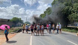 Moradores fecham trecho da BR-104 em Rio Largo contra falta d'água na região