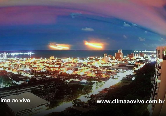 Marinha constata semelhança de luz alaranjada no mar de Maceió com sinalizadores