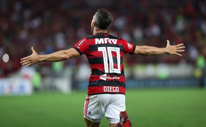 Flamengo vence Vitória e continua na cola dos líderes