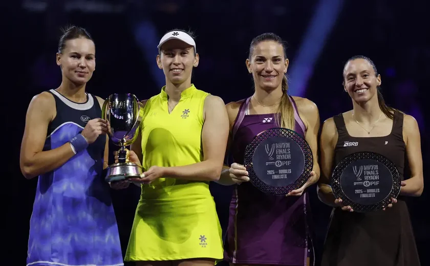 Stefani e Babos perdem na decisão e ficam com o vice no WTA Finals