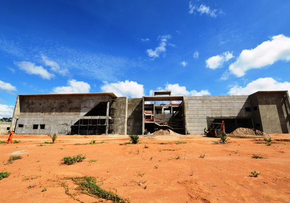 Obras do Hospital Regional do Médio Sertão devem ser concluídas em julho, diz secretário