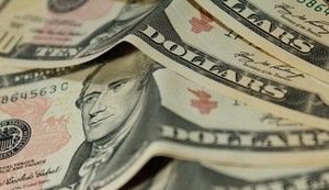 Dólar fecha quase estável nesta segunda, ainda de olho na crise política