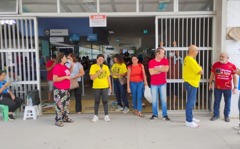 Técnicos da Ufal, em greve, fazem manifestação no Hospital Universitário