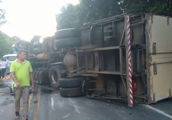 Acidente entre caminhão e dois carros deixa um morto e feridos em Satuba