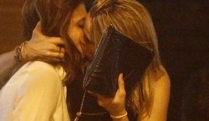 Fernanda Gentil é apoiada por beijar a namorada em público: 'Foi o beijo do ano'