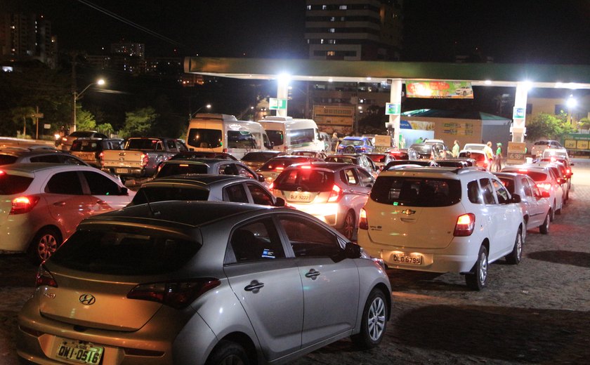 Com reajuste do preço do combustível, motoristas lotam postos em Maceió
