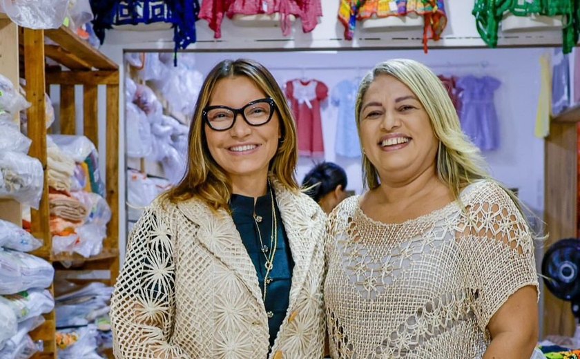 Janja veste peça da estilista Adriana Gomes