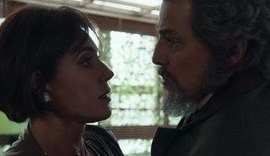 'O Tempo Não Para': Carmen sai no tapa com Dom Sabino e dá pedrada nele