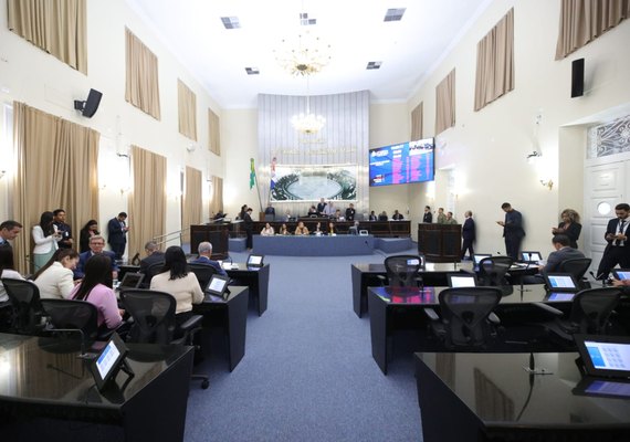 Parlamentares mantêm cinco vetos parciais e derrubam um em sessão com 20 itens na pauta