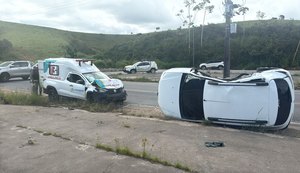 Colisão transversal entre carro e ambulância deixa cinco feridos em Matriz de Camaragibe