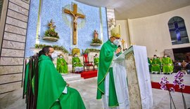 Bispo Valdemir Ferreira celebra primeira missa em Arapiraca