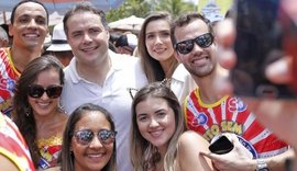 Governador Renan Filho marca presença nas prévias carnavalescas