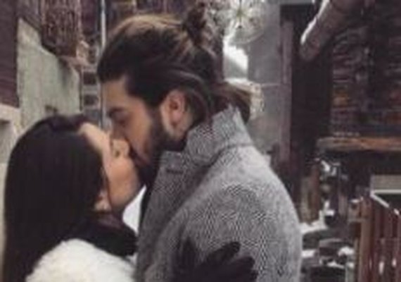 Luan Santana e Jade Magalhães dão beijo apaixonado durante viagem à Suíça