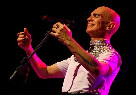 Edson Cordeiro e Elaine Kundera são as atrações de outubro do Seis & Meia