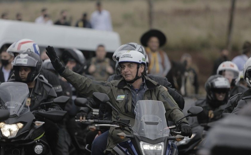 Bolsonaro participa de passeio de moto com apoiadores em SC