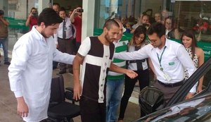 Alan Ruschel recebe alta e vai ao dentista para poder dar entrevistas