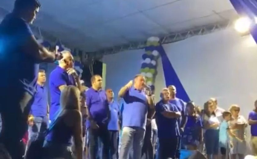 VÍDEO: Gustavo Feijó ataca adversários com discurso em tom pornográfico: “Vocês vão mamar num jumento!”