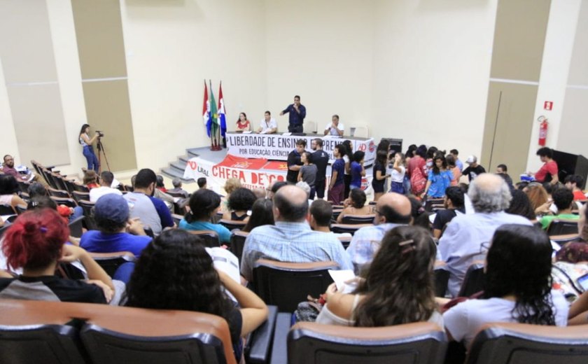 Assembleia unificada debate greve e eleição para reitor da Ufal