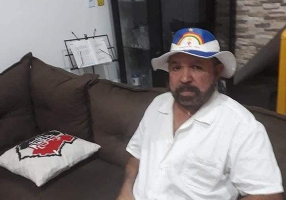 Fundador do bloco 'A Mulher da Capa Preta', Marcos Catende morre aos 65 anos