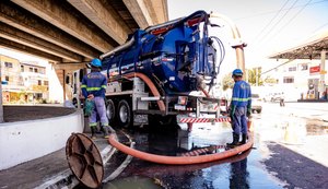 Vice-prefeito e titular da Seminfra acompanha flagrante de esgoto clandestino em Jacarecica