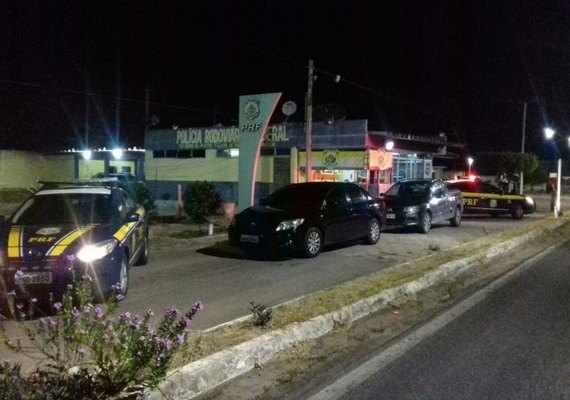 PRF aborta fuga de suspeitos e recupera veículos roubados