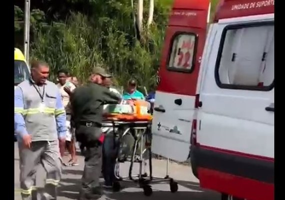 Jovem de 23 anos é socorrido após carreta tombar em Viçosa