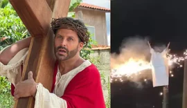 Roupa do ator Henri Castelli pega fogo durante A Paixão de Cristo