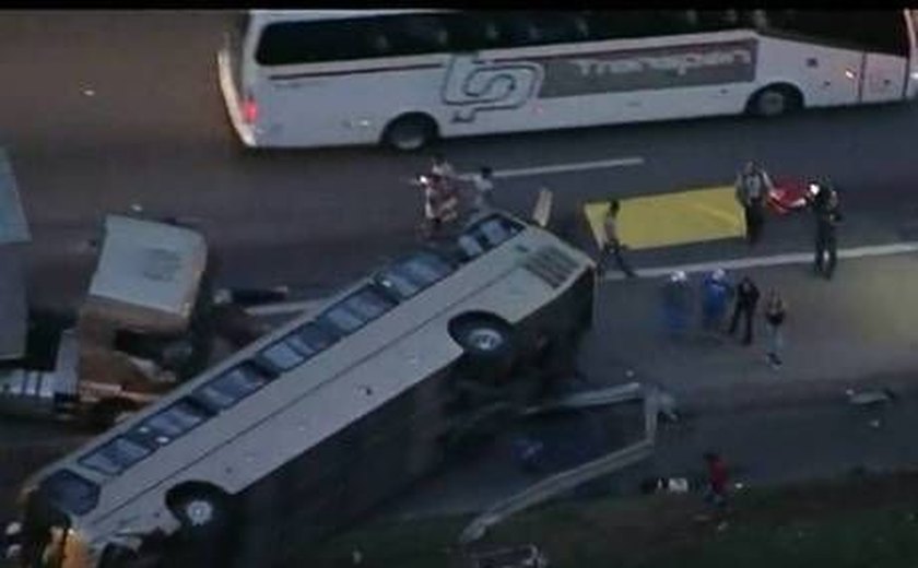 Acidente entre ônibus e carreta deixa dois mortos em São Paulo