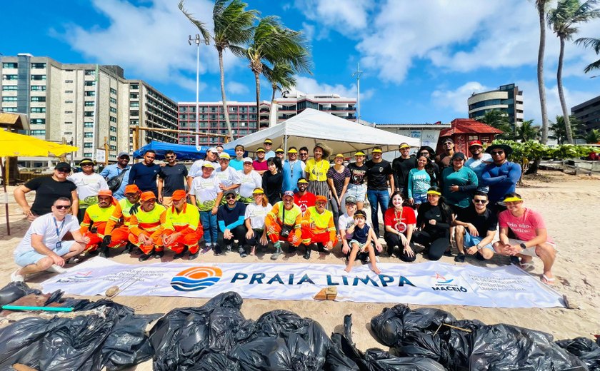 Mais de 100 quilos de lixo são retirados da praia da Ponta Verde durante mutirão