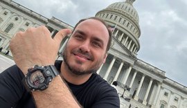 Paranoia e 'prisão' em elevador: Os motivos de Carlos Bolsonaro para não voltar ao Brasil