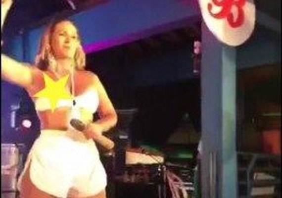 Funkeira Valesca Popozuda paga peitinho durante show em Minas Gerais