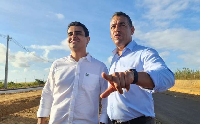Vereador Siderlane Mendonça e prefeito JHC acompanham obras da Avenida Rota do Mar