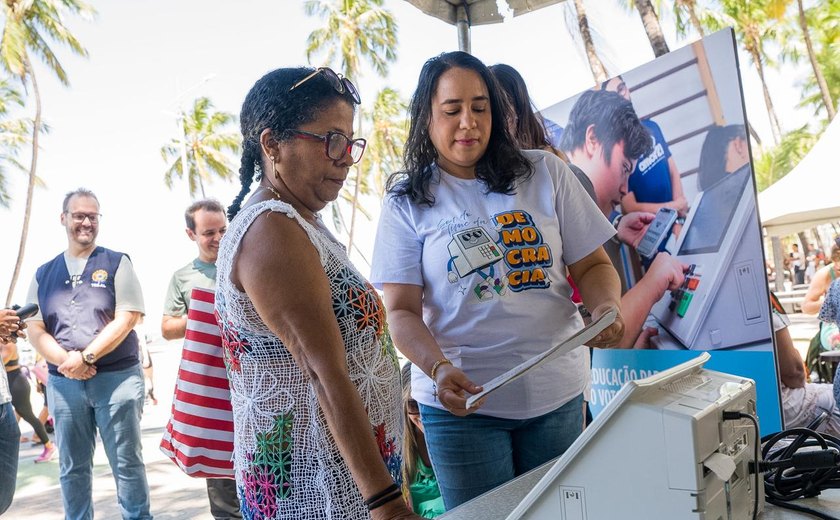TRE leva treinamento para eleitores idosos à orla de Maceió
