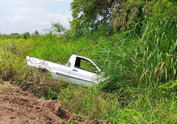 Motorista perde o controle do carro ao tentar desviar de buraco na AL-115