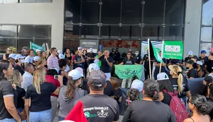 Enfermagem alagoana paralisa atividades com ato em frente a Unimed