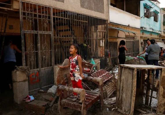 Equipes de resgate procuram 56 desaparecidos em enchentes na Venezuela; mortos chegam a 36