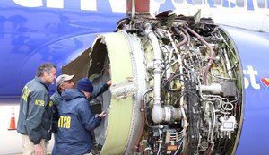 Passageiros descrevem 22 minutos de pânico em voo no qual mulher morreu ao ser sugada