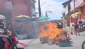 Protesto por falta de água bloqueia rua e provoca transtornos no trânsito no Jacintinho
