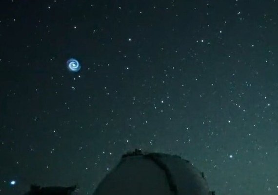 Espiral azul no céu intriga observadores, mas cientistas explicam o fenômeno enigmático