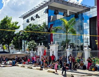 Sem Terra ocupam entrada do Palácio contra despejos em Alagoas