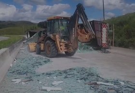 Carreta carregada com vidro tomba e bloqueia BR-101 em Novo Lino