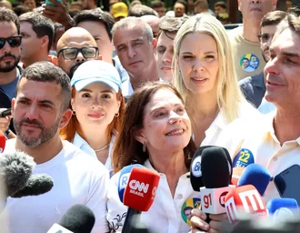Flávio Bolsonaro faz ato no Rio ao lado de Douglas Ruas