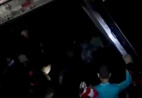 Imagens registram pessoas saqueando carga de carne após carreta capotar na BR-101